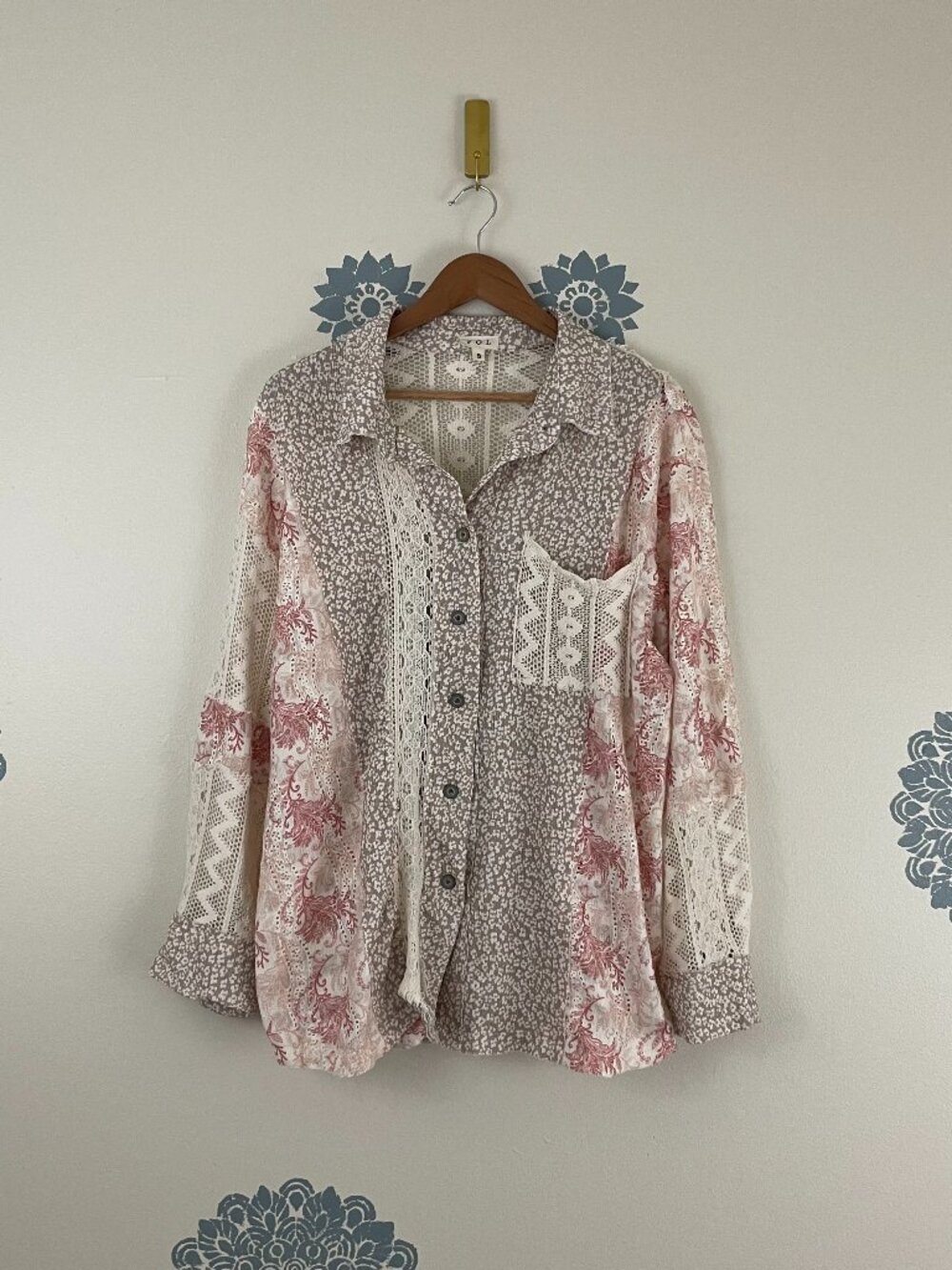 POL Floral Crochet Oversized Blouse in Beige Multi Size Small